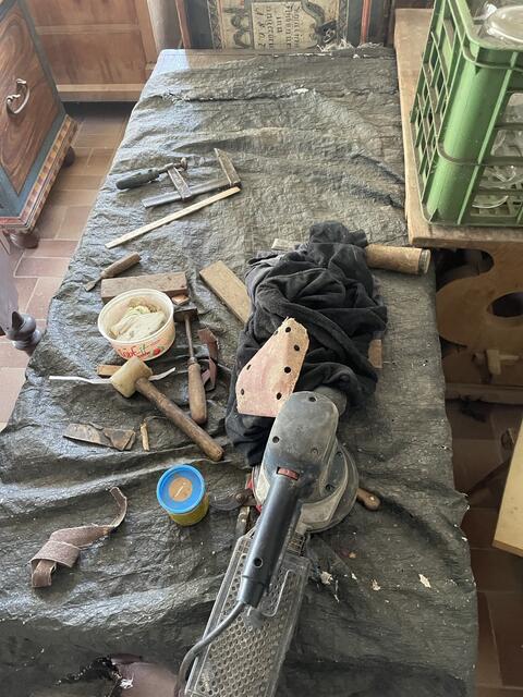 In seiner Werkstatt, zwei Häuser weiter, restauriert und repariert der gelernte Dräher seine Sammlerstücke. | Foto: BRS