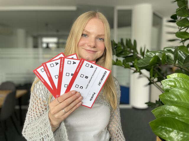 RegionalMedien Salzburg Mitarbeiterin Miriam spielte Glücksfee und zog die Gewinner.  | Foto: sm