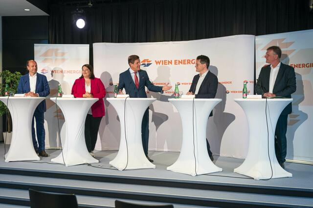 v. l.: Neos Wien-Klimasprecher Stefan Gara, Klimastadtrat Jürgen Czernohorszky, Wohnbaustadträtin Kathrin Gaál, Wirtschaftsstadtrat Peter Hanke (alle drei SPÖ) und Wien Energie-Geschäftsführer Michael Strebl. | Foto: Wien Energie / FotobyHofer Christian Hofer
