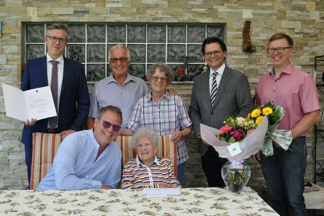 stehend v.l.n.r.: Mag. Stephan Weisel (BH Tulln), Ludwig und Ilse Nedelko, Bürgermeister Bernhard Heinl, Gemeinderat Helmut Schuster; sitzend v.l.n.r.: Klaus-Michael Nedelko, Erika Falmbichler | Foto: Marktgemeinde Michelhausen