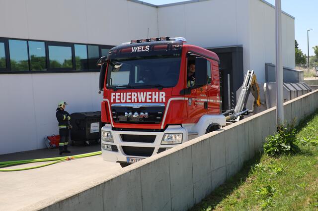 Nicht nur die Verdichtung stand in Flammen, sondern der ganze Containerinhalt. | Foto: laumat.at