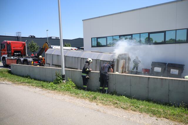 Nicht nur die Verdichtung stand in Flammen, sondern der ganze Containerinhalt. | Foto: laumat.at