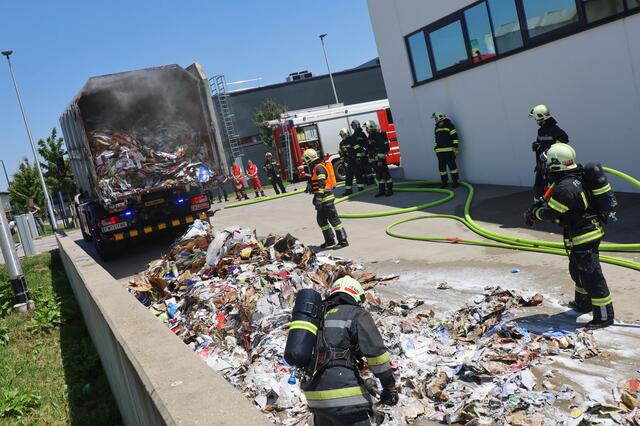 Nicht nur die Verdichtung stand in Flammen, sondern der ganze Containerinhalt. | Foto: laumat.at