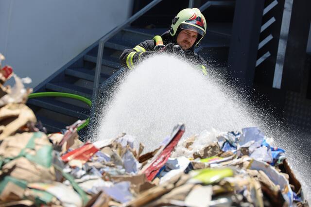 Nicht nur die Verdichtung stand in Flammen, sondern der ganze Containerinhalt. | Foto: laumat.at