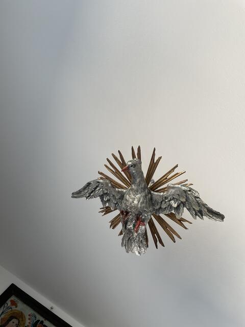 Der heilige Geist, in Form einer Taube, wurde von den Bauern früher über den Esstisch zentral aufgehängt: Es soll die darunter stehende Mahlzeit "segnen". | Foto: BRS