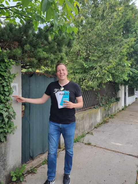 Patrick Gasselich, Obmann der VP Liesing, beim Hausbesuch. Ab jetzt kann man auch per E-Mail einen Termin vereinbaren – dann kommt der Politiker zu Besuch.  | Foto: VP Liesing