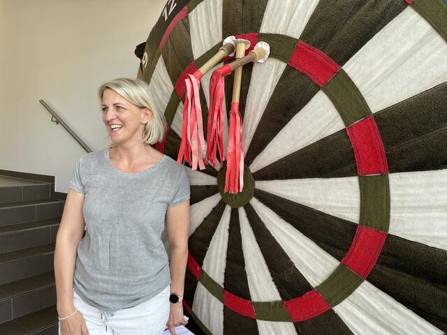 Regionautin Doris Stemeseder bei der Dartscheibe.  | Foto: sm