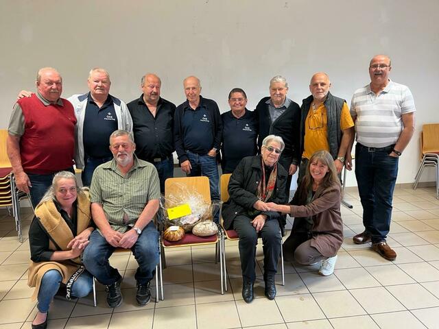 Die Preisträger mit Obmann Leopold Graf (stehend, 2. von links) und dem mit der Organisation betrauten Obmannstellvertreter Klaus Grassler (stehend, 4. von rechts) sowie dem Ehrenobmann des ÖKB Fischering, Reinhard Ganster (3. von rechts). | Foto: Privat