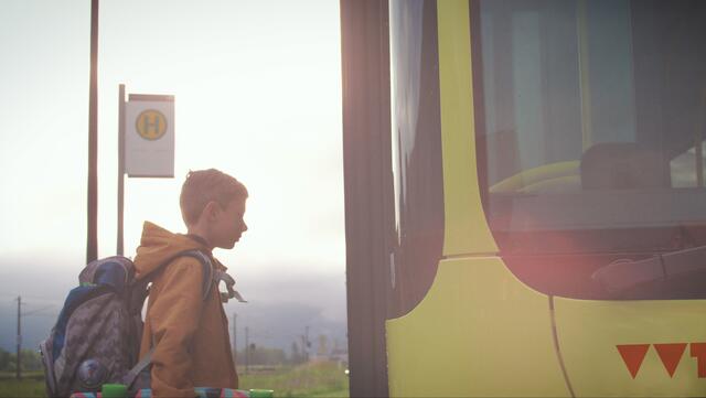 Viele Kinder und Jugendliche in Tirol sind auf die Öffis als Fortbewegungsmittel angewiesen. Allerdings können sich einige Familienhaushalte aufgrund der Teuerungen die Öffis nicht mehr zur Genüge leisten.  | Foto: VVT