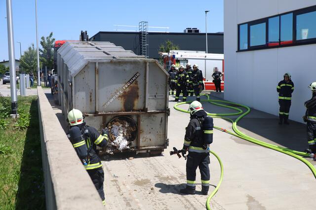 Nicht nur die Verdichtung stand in Flammen, sondern der ganze Containerinhalt. | Foto: laumat.at