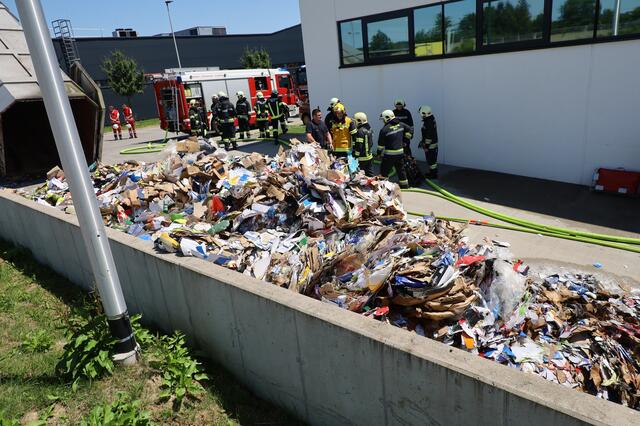 Nicht nur die Verdichtung stand in Flammen, sondern der ganze Containerinhalt. | Foto: laumat.at