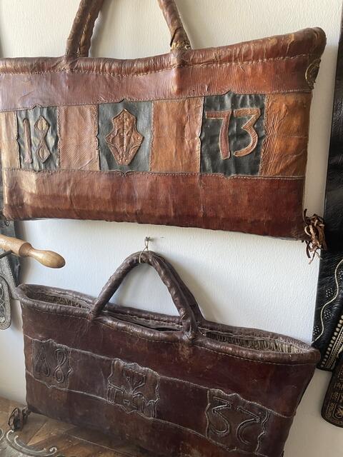 Diese alten Ledertaschen sind innen aus Stroh und zwar aus dem 19. Jahrhundert, aber immer noch in Top-Zustand. | Foto: BRS