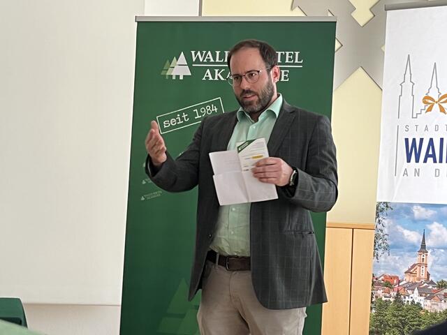 Vorsitzender der Waldviertel Akademie Thomas Arthaber, MFP bedankte sich bei den ExpertInnen. | Foto: Christopher Führer