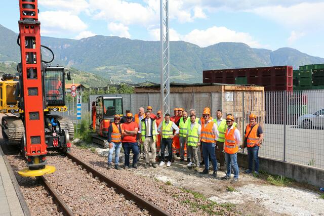 Mobilitätslandesrat Daniel Alfreider, die Techniker der Inhousegesellschaft Sta und der Firmen G.C.F. Generale Costruzioni Ferroviarie und INEO Scle Ferroviarie haben einen gemeinsamen Lokalaugenschein an der Baustelle bei Algund entlang der Vinschger Bahnstrecke vorgenommen. | Foto: LPA/Patrick Thaler