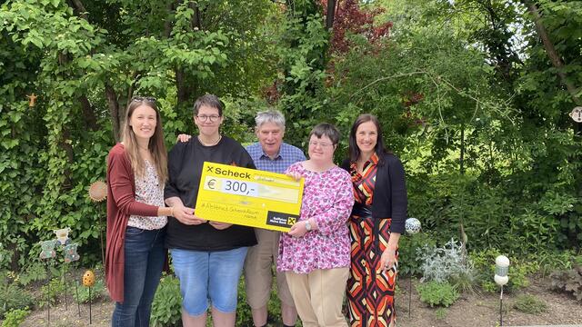 Verena Varga (ReVenasSchrankRaum Nikitsch) mit den Klient:innen und der Leiterin Rita Keserovic (Rettet das Kind Oberpullendorf). | Foto: Verena Varga