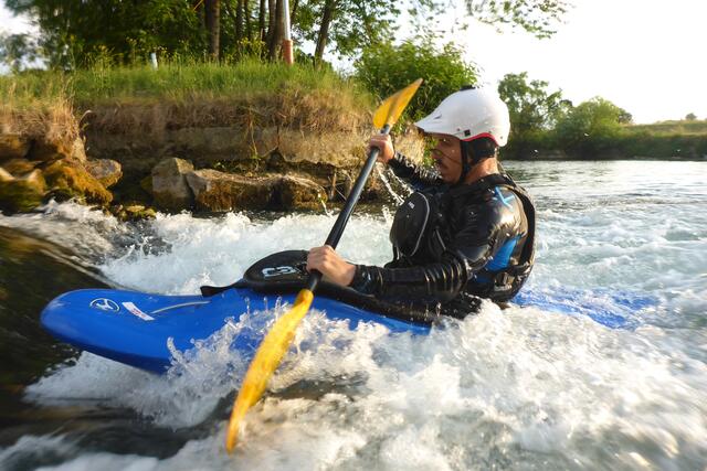 Edin Alic vom Naturfreunde Kanuclub St. Pölten stellt sich dem Wasser.  | Foto: Naturfreunde St. Pölten