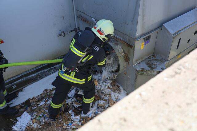 Nicht nur die Verdichtung stand in Flammen, sondern der ganze Containerinhalt. | Foto: laumat.at