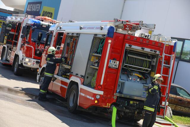 Nicht nur die Verdichtung stand in Flammen, sondern der ganze Containerinhalt. | Foto: laumat.at
