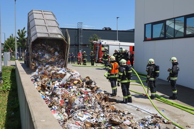 Nicht nur die Verdichtung stand in Flammen, sondern der ganze Containerinhalt. | Foto: laumat.at
