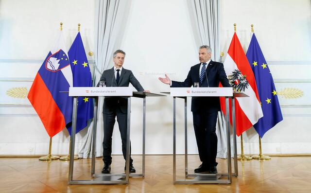 Am Dienstag traf sich Bundeskanzler Karl Nehammer (ÖVP) mit dem slowenischen Ministerpräsidenten Robert Golob in Wien. Im Zuge einer Pressekonferenz kündigte Nehammer an, dass Österreich die Grenzkontrollen zu seinem südlichen Nachbarn weiterhin aufrecht halten werde. | Foto: BKA
