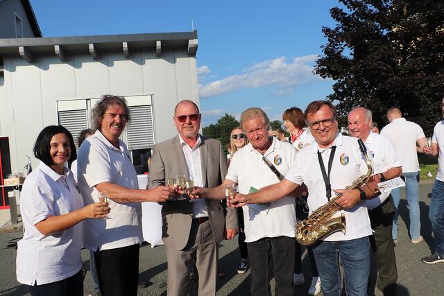Mitglieder der Musikkapelle der Roto Frank und der Marktgemeinde Kalsdorf stoßen mit Christian Lazarevic auf dessen 60. Geburtstag an. | Foto: Edith Ertl
