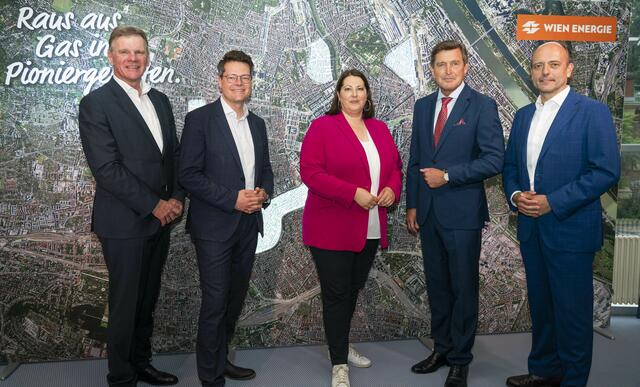 v. l.: Wien Energie-Geschäftsführer Michael Strebl, Klimastadtrat Jürgen Czernohorszky, Wohnbaustadträtin Kathrin Gaál, Wirtschaftsstadtrat Peter Hanke (alle drei SPÖ) und Neos Wien-Klimasprecher Stefan Gara. | Foto: Wien Energie / FotobyHofer Christian Hofer