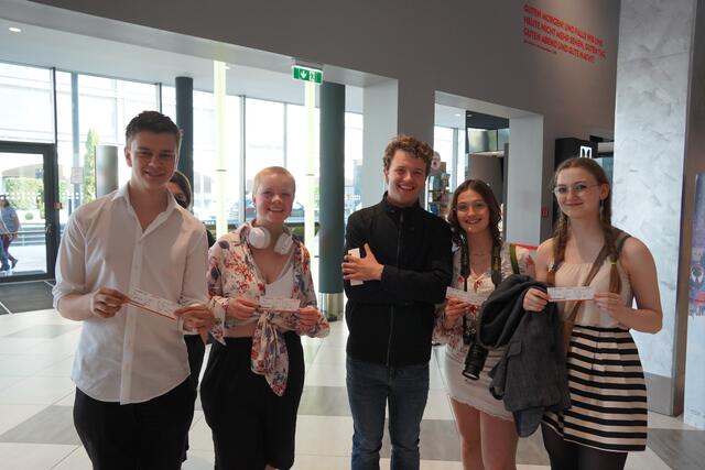 Einige der teilnehmenden Jugendlichen im Cineplexx Salzburg. | Foto: Emanuel Hasenauer