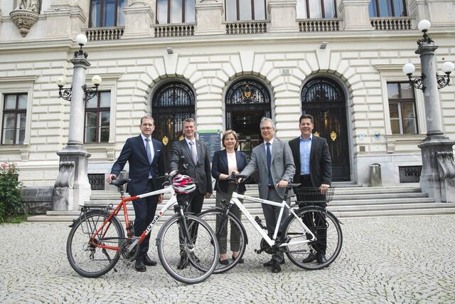 Gemeinsames Engagement für zukunftsorientierte Mobilitätslösungen im Grazer Univiertel: BIG-Geschäftsführer Hans-Peter Weiss, TU-Graz-Vizerektor Horst Bischof, Vizebürgermeisterin Judith Schwentner, Rektor Peter Riedler und Bertram Werle, Leiter der Stadtbaudirektion (v. l.)
 | Foto: Uni Graz/Tzivanopoulos  