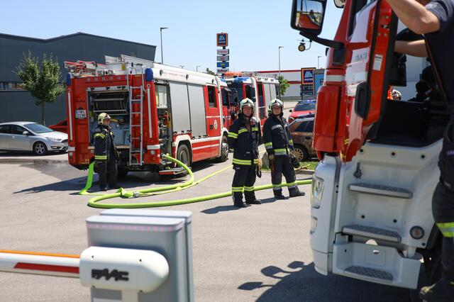 Nicht nur die Verdichtung stand in Flammen, sondern der ganze Containerinhalt. | Foto: laumat.at