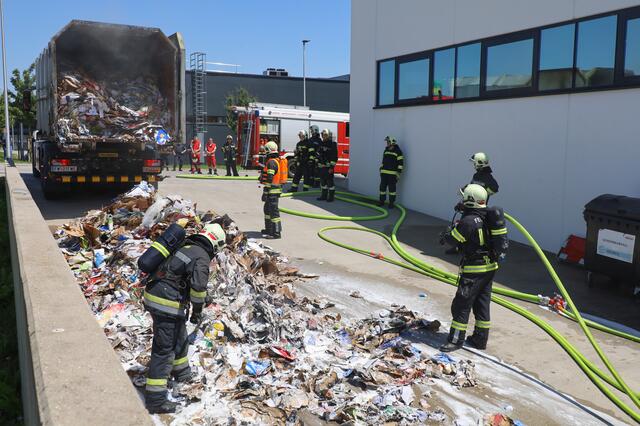 Nicht nur die Verdichtung stand in Flammen, sondern der ganze Containerinhalt. | Foto: laumat.at