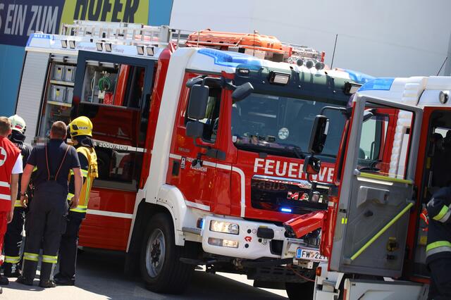 Nicht nur die Verdichtung stand in Flammen, sondern der ganze Containerinhalt. | Foto: laumat.at