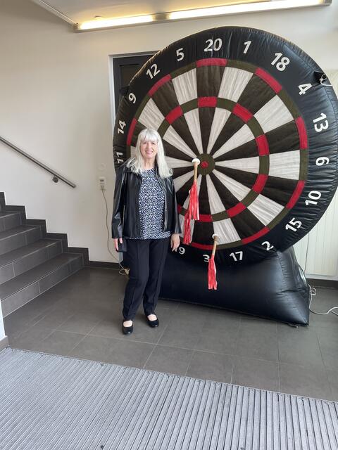 Regionautin Eva Sommeregger vor der Dartscheibe.  | Foto: riedl