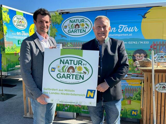 LAbg. René Lobner und Bgm. Gernot Haupt freuen sich über die Anerkennung des Landes NÖ für das Projekt „Ortsbildprojekt-Landesausstellung“ in der Stadtgemeinde Marchegg.

 