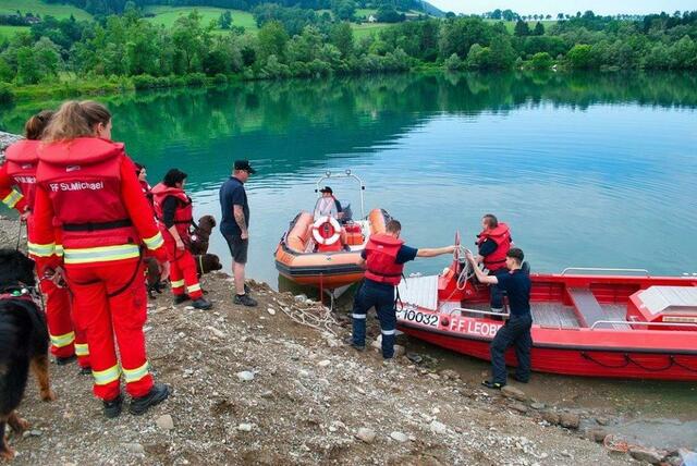 Ab aufs Wasser: Am Schotterteich in St. Michael galt es für die Bootsbesatzung und die Rettungshunde, mit wechselnden Bedingungen zurecht zu kommen.  | Foto: FF St. Michael / FF Leoben-Stadt