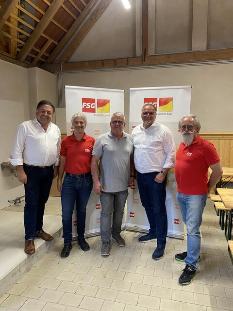Bruno Stutzenstein (Bürgermeister von Stoob und Angestellten- Betriebsratsvorsitzender der Firma Alu Sommer), Michael Mohl (FSG-Bezirksvorsitzender), Erich Mauersics (FSG-Landesvorsitzender), Willi Mernyi (FSG-Bundesgeschäftsführer) und Johann „Jolly“ Binder (ehemaliger FSG-Bezirksvorsitzender).
 | Foto: FSG Burgenland