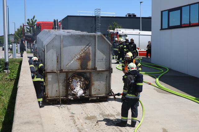 Nicht nur die Verdichtung stand in Flammen, sondern der ganze Containerinhalt. | Foto: laumat.at