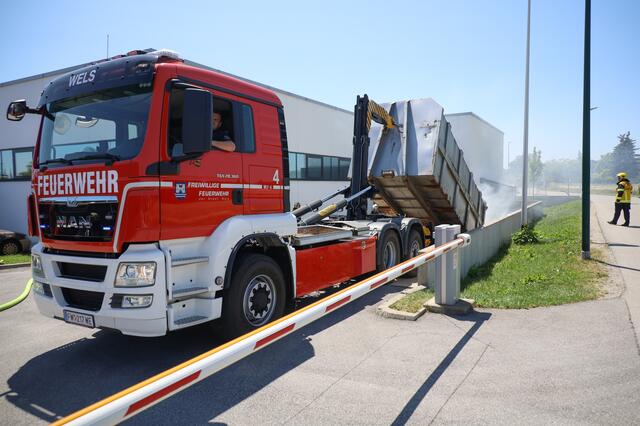 Nicht nur die Verdichtung stand in Flammen, sondern der ganze Containerinhalt. | Foto: laumat.at