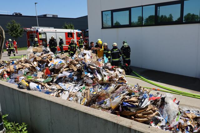 Nicht nur die Verdichtung stand in Flammen, sondern der ganze Containerinhalt. | Foto: laumat.at