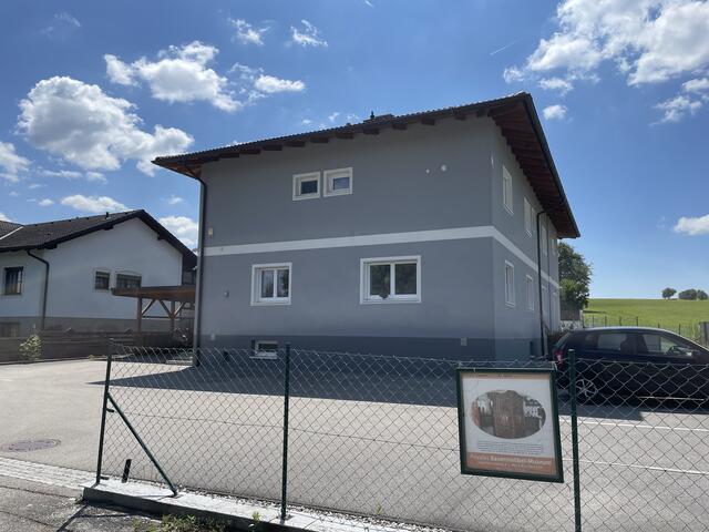 Unscheinbar, aber direkt nach dem Ortsschild Buchkirchen, befindet sich "Oberösterreichs einziges Bauernmöbel-Museum", laut Haslinger. | Foto: BRS