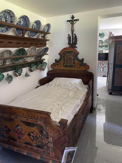 Eine unglaubliche Sammlung hat der mittlerweile 82-Jährige zu bieten: Vorrangig Bauernmöbel aus den letzten drei Jahrhunderten und noch vieles mehr. | Foto: BRS