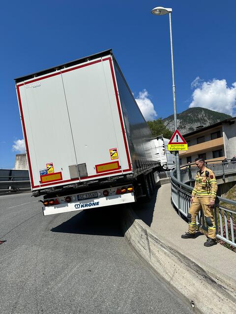 Wieder einmal blieb ein ausländischer Lkw auf der Hangbrücke in Jenbach hängen.  | Foto: ZOOM-Tirol