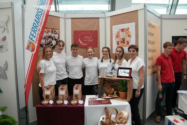 Riesenerfolg für die Juniorfirma „Scherzl mit Herzl“ von der Ferrarischule Innsbruck.
 
 | Foto: Sergio Veros