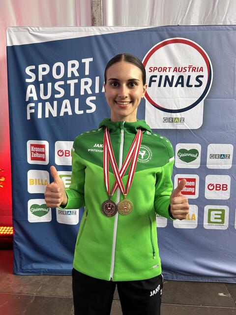 Jana Lind mit ihren beiden Medaillen bei den "Sport Austria Finals" | Foto: Karate Union Köflach