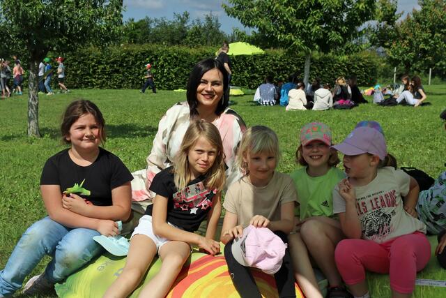 Astrid Eisenkopf im Gespräch mit SchülerInnen der Klima.Fit.Woche im Obstsortengarten der Gemeinde Rohrbach. | Foto: Landesmedienservice Burgenland