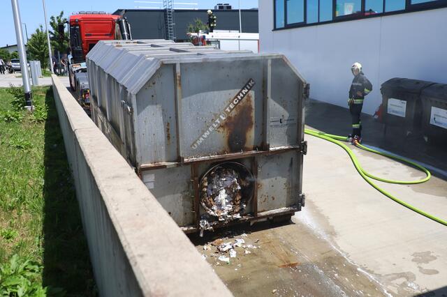 Nicht nur die Verdichtung stand in Flammen, sondern der ganze Containerinhalt. | Foto: laumat.at