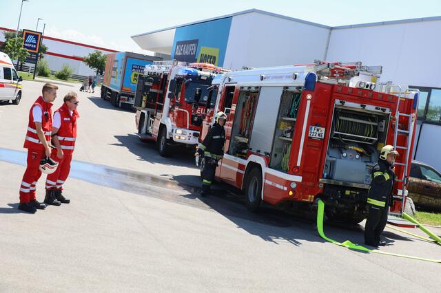 Nicht nur die Verdichtung stand in Flammen, sondern der ganze Containerinhalt. | Foto: laumat.at