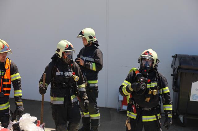 Nicht nur die Verdichtung stand in Flammen, sondern der ganze Containerinhalt. | Foto: laumat.at