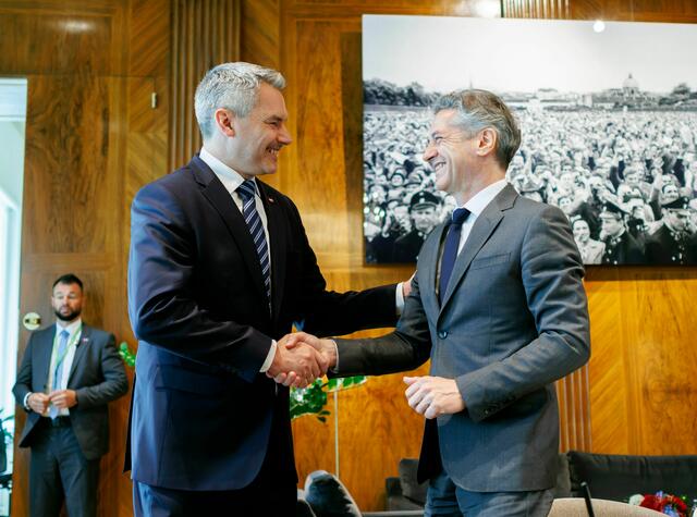 In Fragen der Asylpolitik und der EU-Annäherung des Balkans waren sich Nehammer und Golob einig. | Foto: BKA
