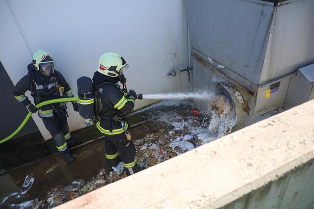 Nicht nur die Verdichtung stand in Flammen, sondern der ganze Containerinhalt. | Foto: laumat.at