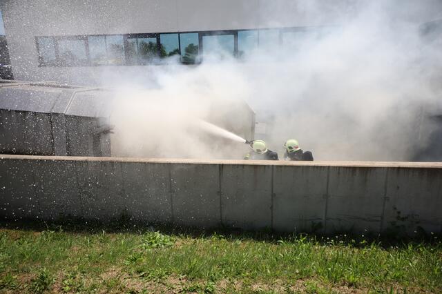 Nicht nur die Verdichtung stand in Flammen, sondern der ganze Containerinhalt. | Foto: laumat.at